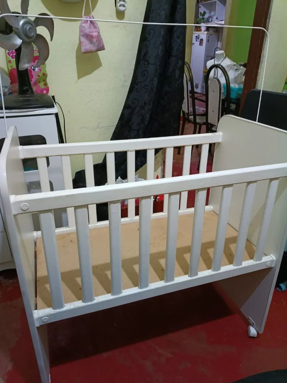 Berço de bebê com colchão