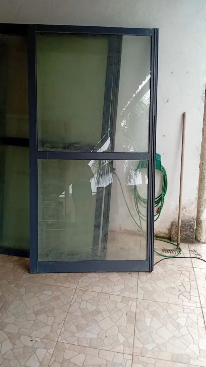 Vende-se conjunto porta de vidro usada