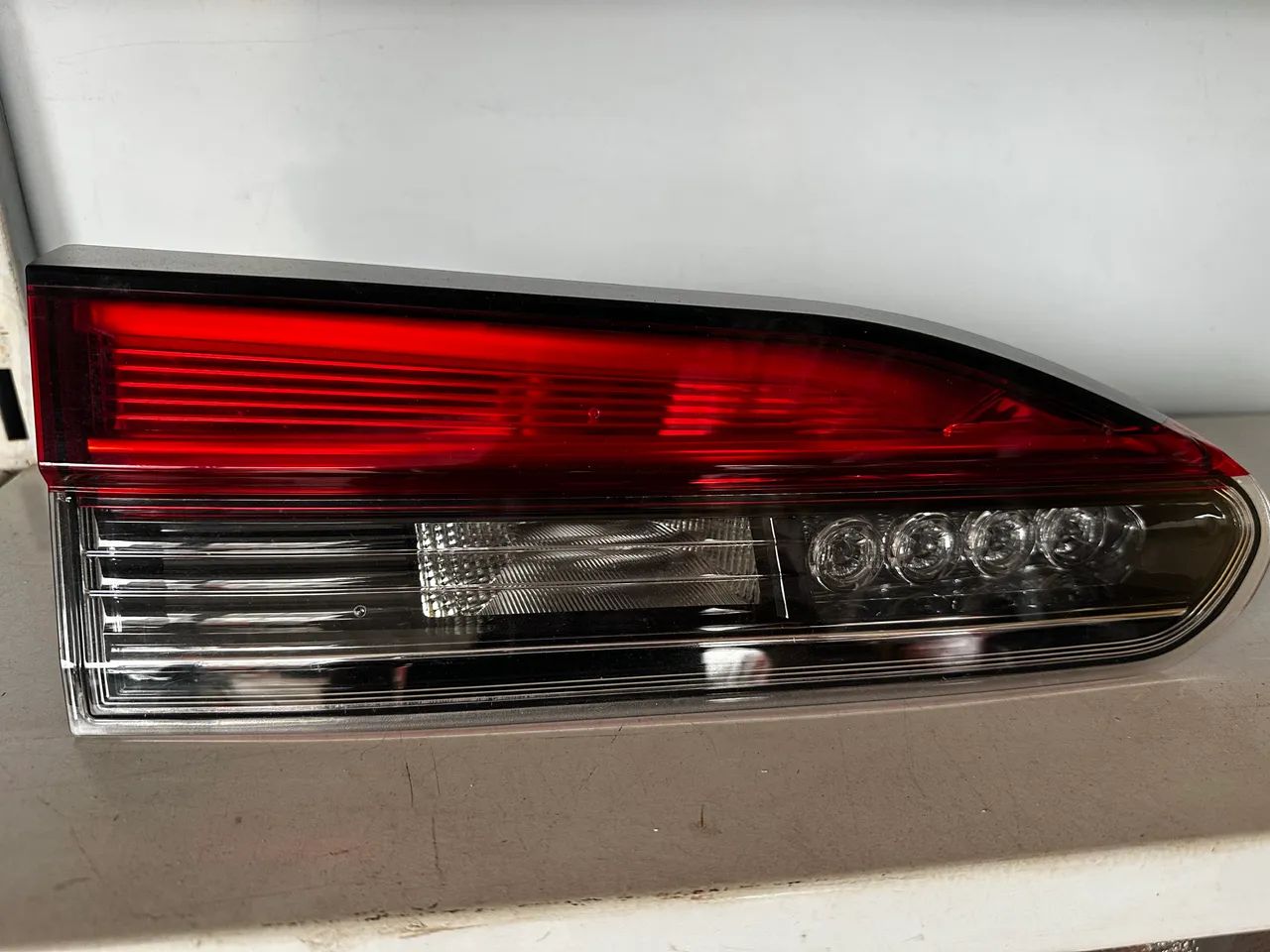 KAR.0331 Lanterna Esquerda Da Tampa Corolla Cross 2022/25 - Peças para
