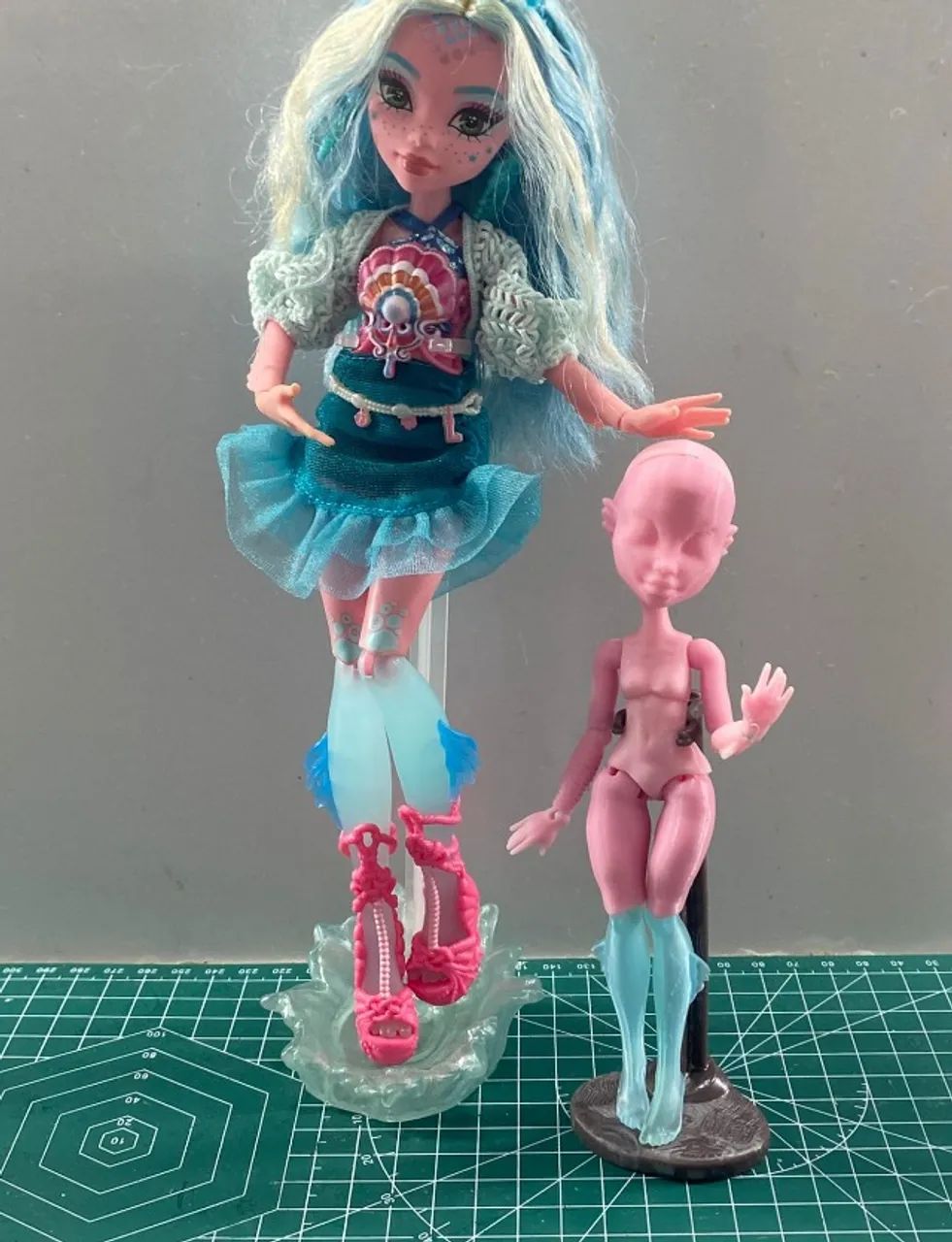 Mini Monster High Lagoona G3 com mini suporte - Foto 2