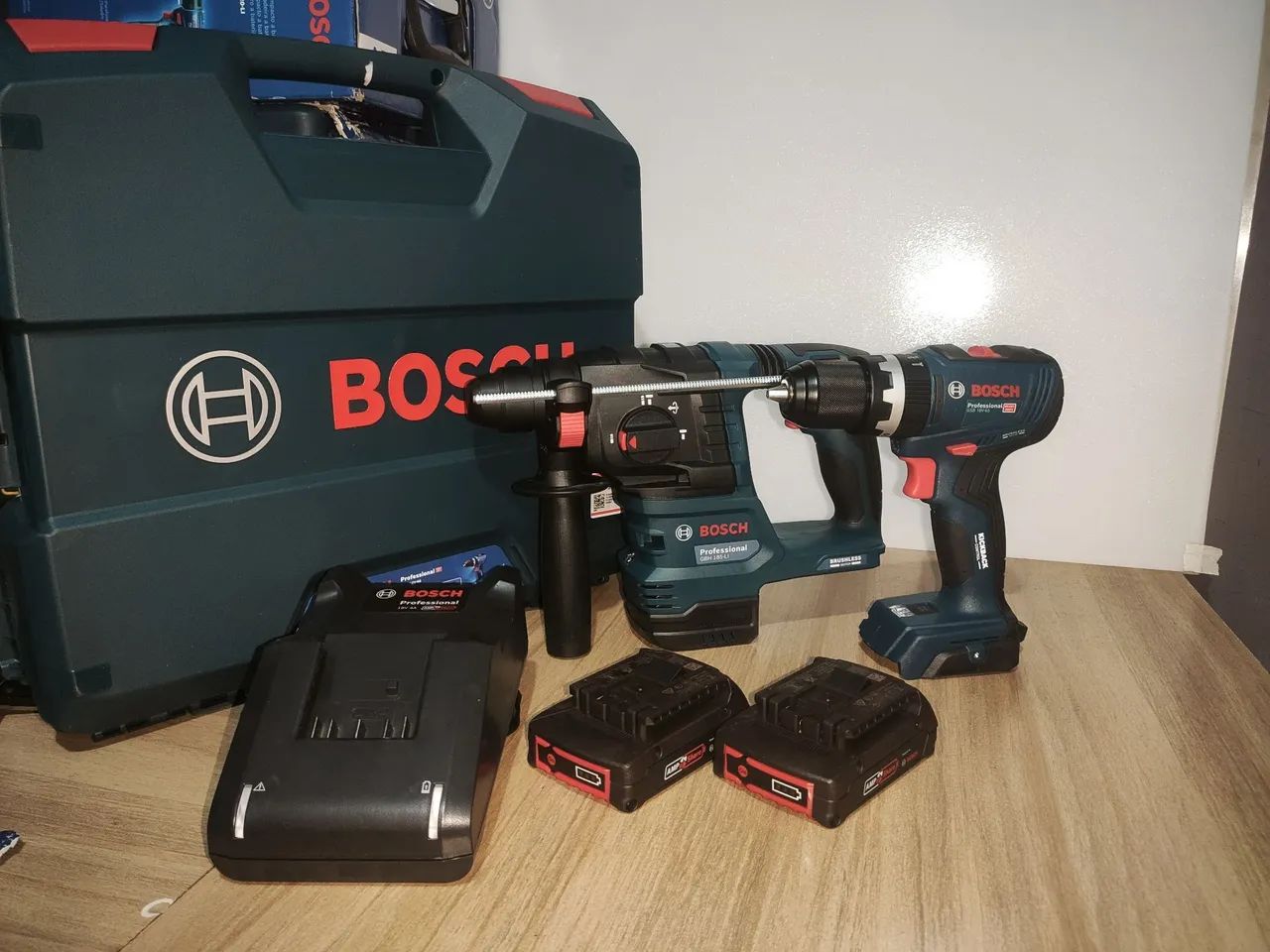 KIT PARAFUSADEIRA e MARTELETE 18V BOSCH  - Foto 2