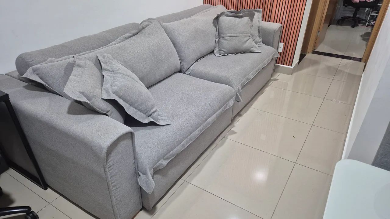 Sofá Retrátil em Linho 4 lugares - excelente condição  - Foto 3