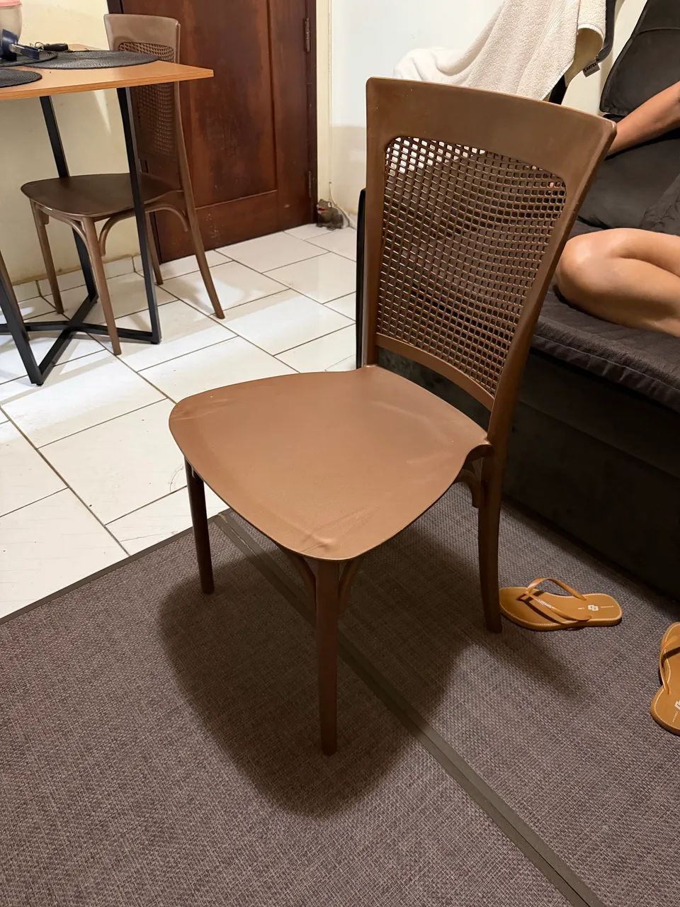 Cadeira de plastico marrom