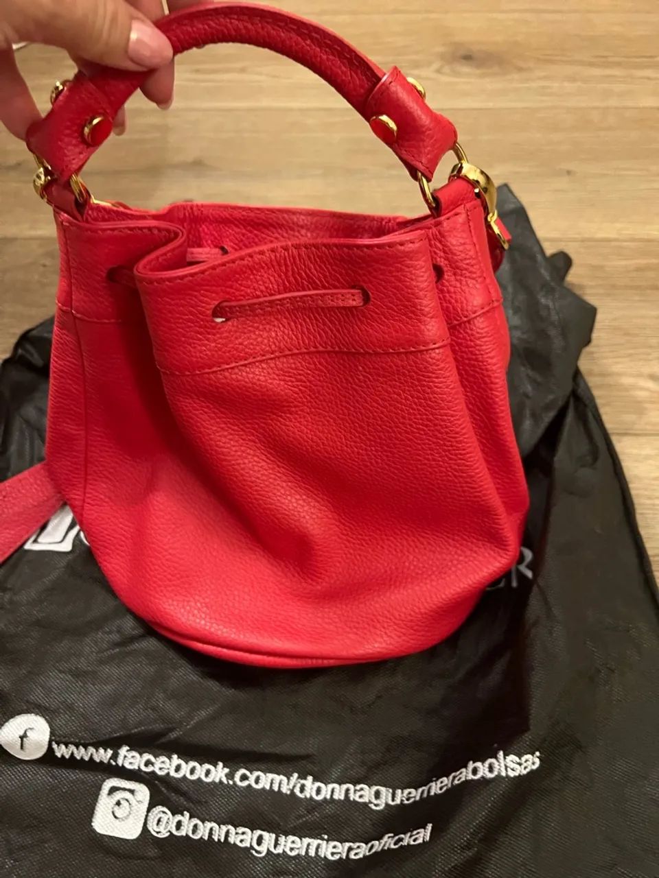 Bolsa Saco Vermelha Couro Legítimo Donna Guerriera - Nova - Foto 2