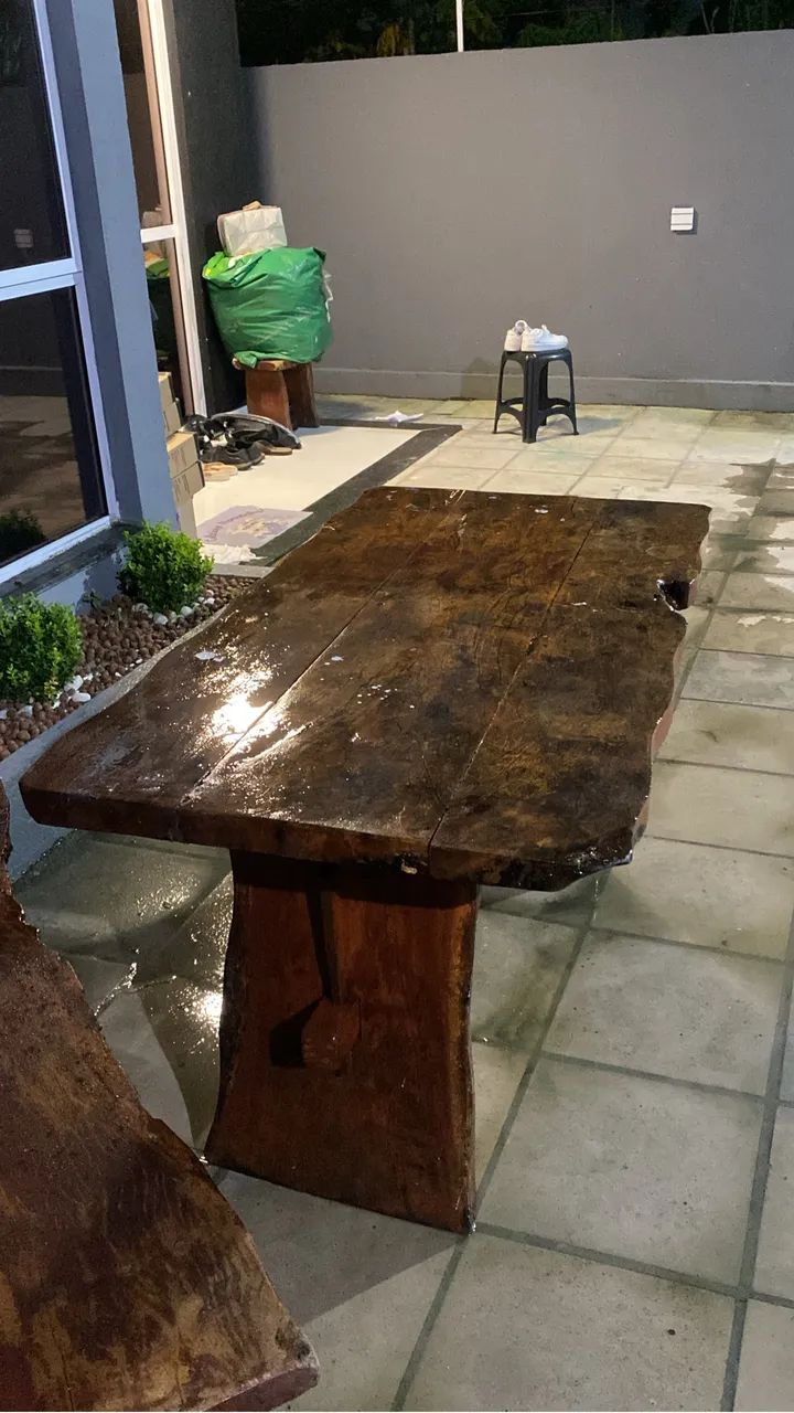 Mesa de madeira com 2 bancos