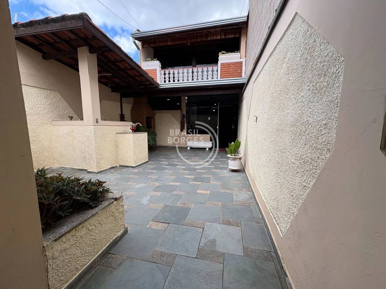Casa com 3 amplos dormitórios em uma área útil de 240 m² - Foto 2