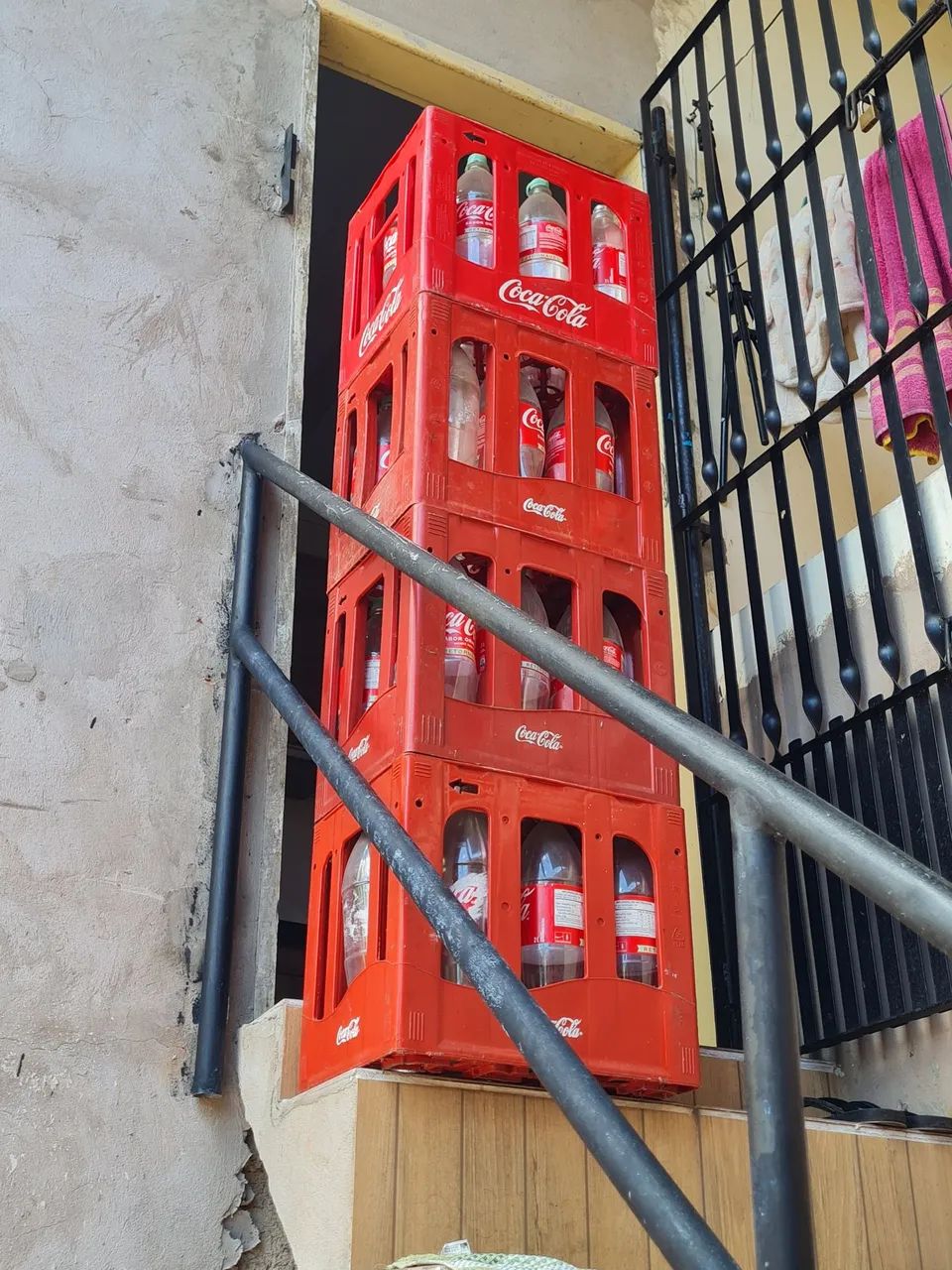 Vendo esses vasilhames da coca cola de 2 litros retornáveis  - Foto 2