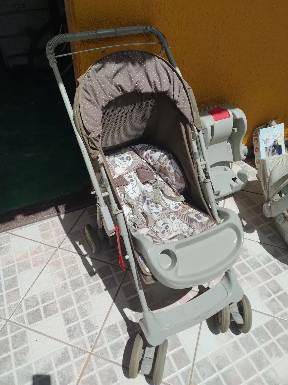 Carrinho de bebe e bebe conforto