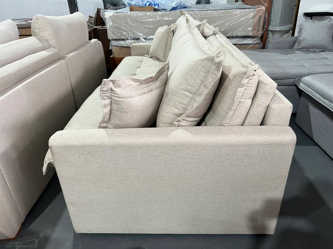 Sofás cama 2.20 bege com almofadas soltas - Foto 3