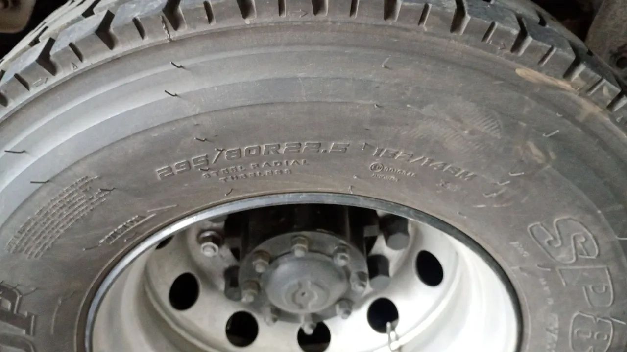 Vendo dois pneus 295 e uma jante 295 - Foto 2