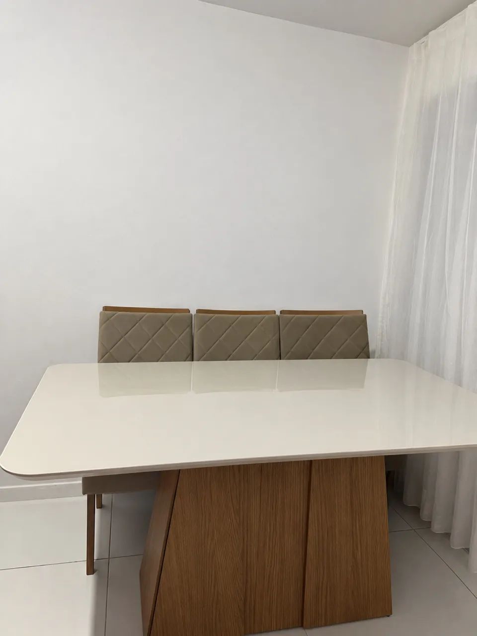 Mesa de vidro com 6 cadeiras 