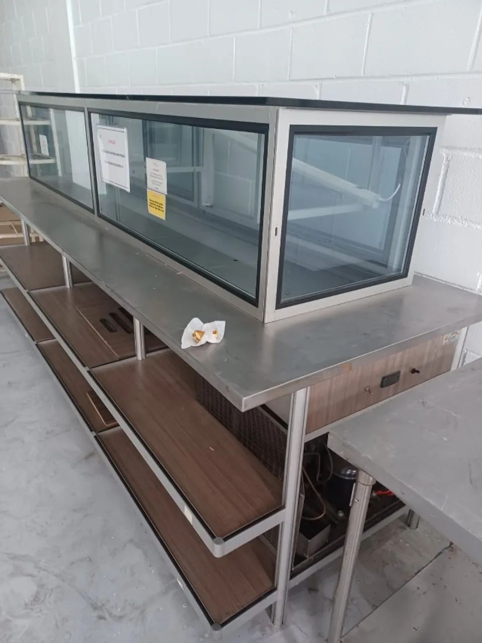 Buffet de doce gelado e salgados para padaria 