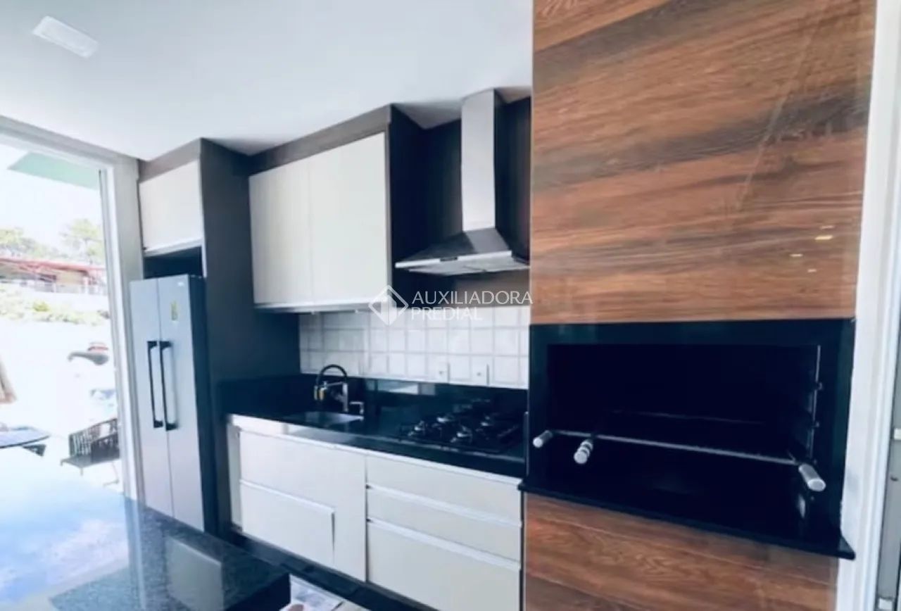 Casa locação anual mobiliada e equipada, com elevador, 4 suítes - Bairro Rio Vermelho - Foto 3