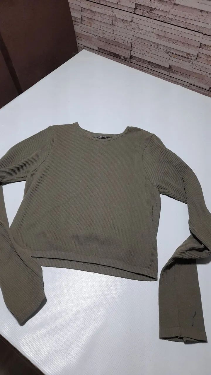 Vendo Blusa infantil canelada verde manga longa, Tamanho 11-12 anos seminova. , C &A  - Foto 4