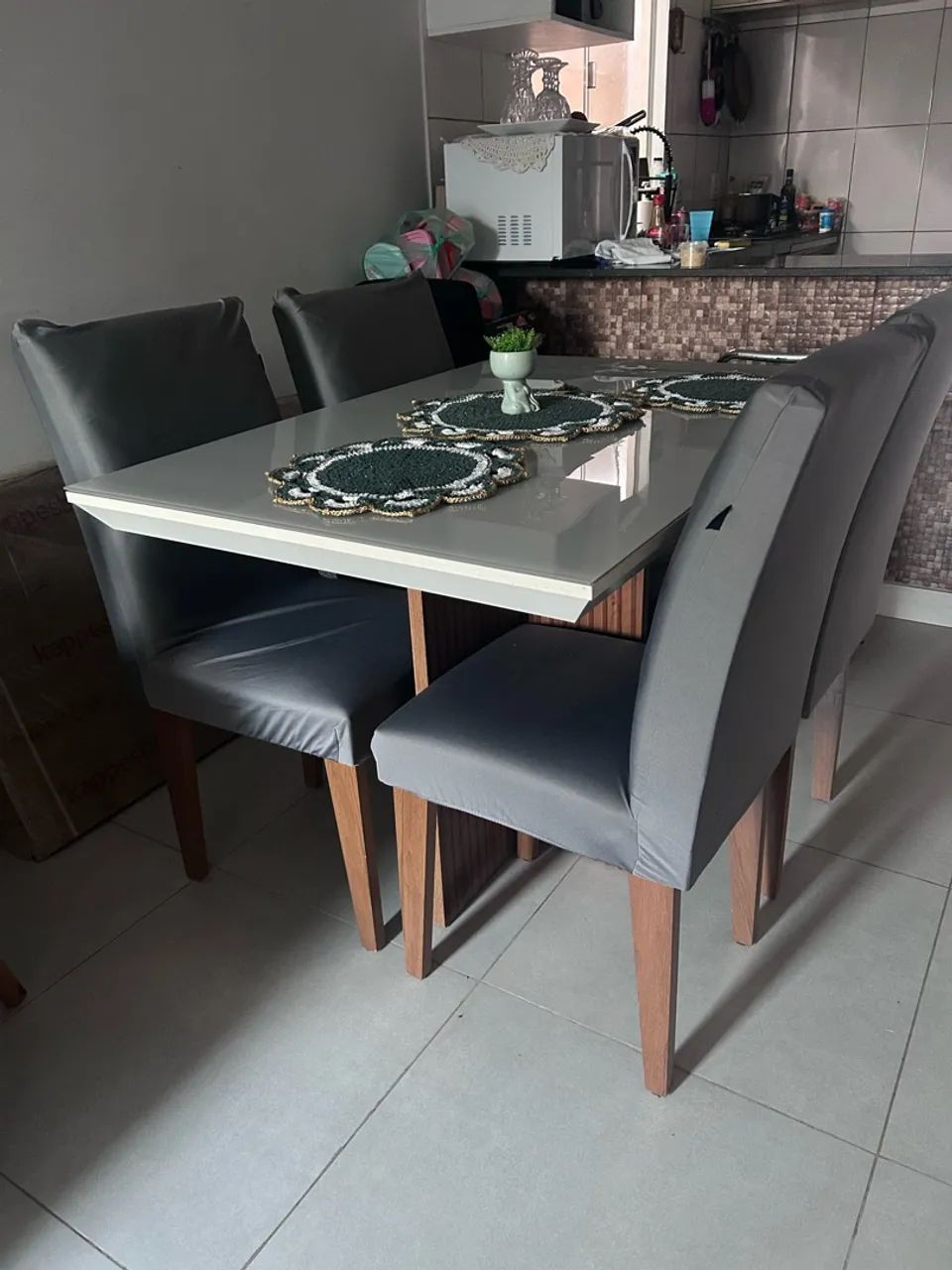 Mesa com tampa de vidro com 4 cadeiras  - Foto 2