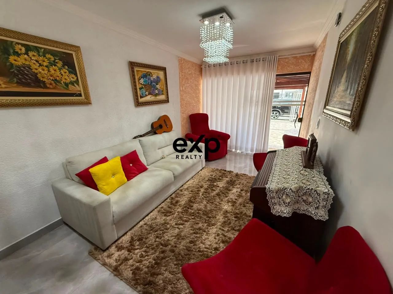 CASA COM 3 QUARTOS, SUÍTE E EDÍCULA COM CHURRASQUEIRA - Foto 2