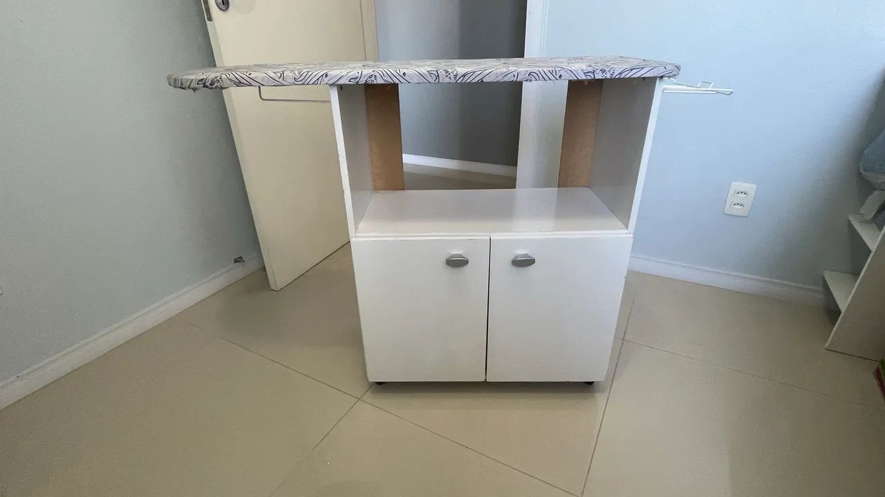 Tábua de passar roupa com armário