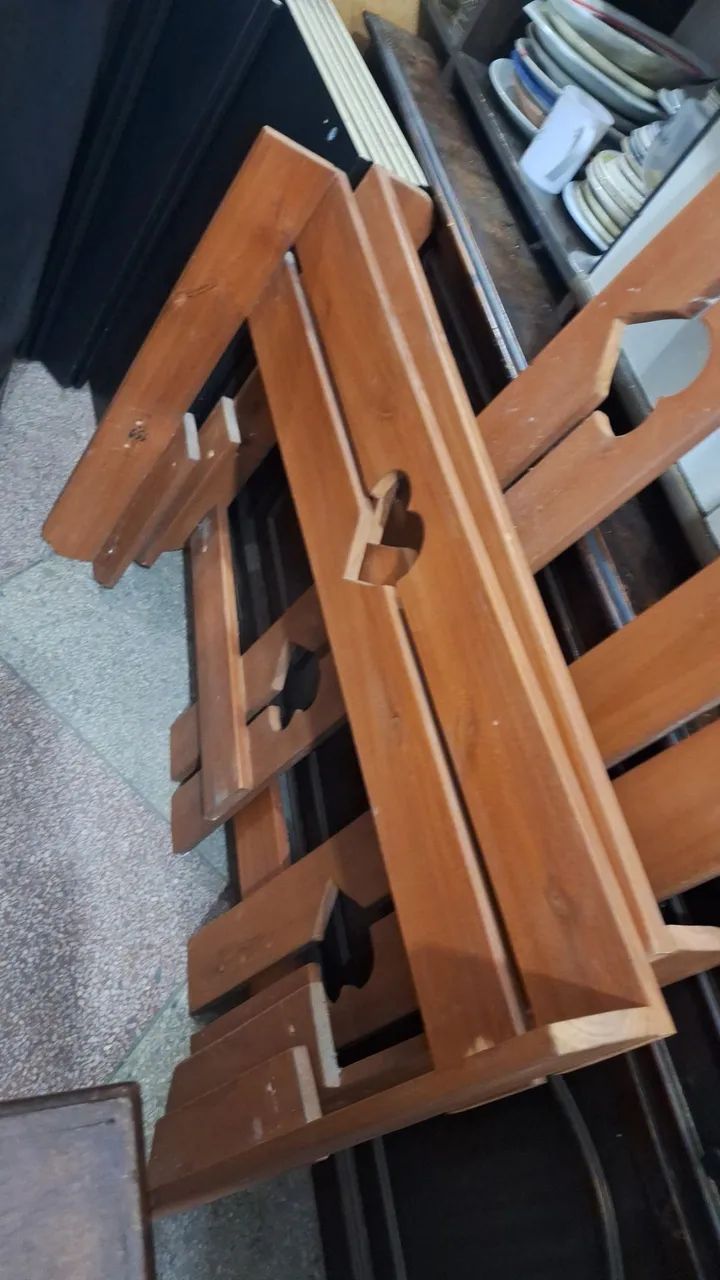 Cama de solteiro madeira mácica em bom estado. 