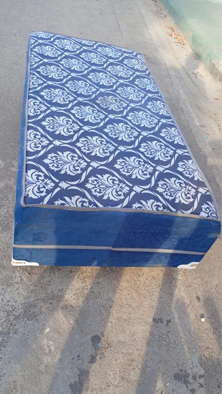 Vendo cama box de solteiro 