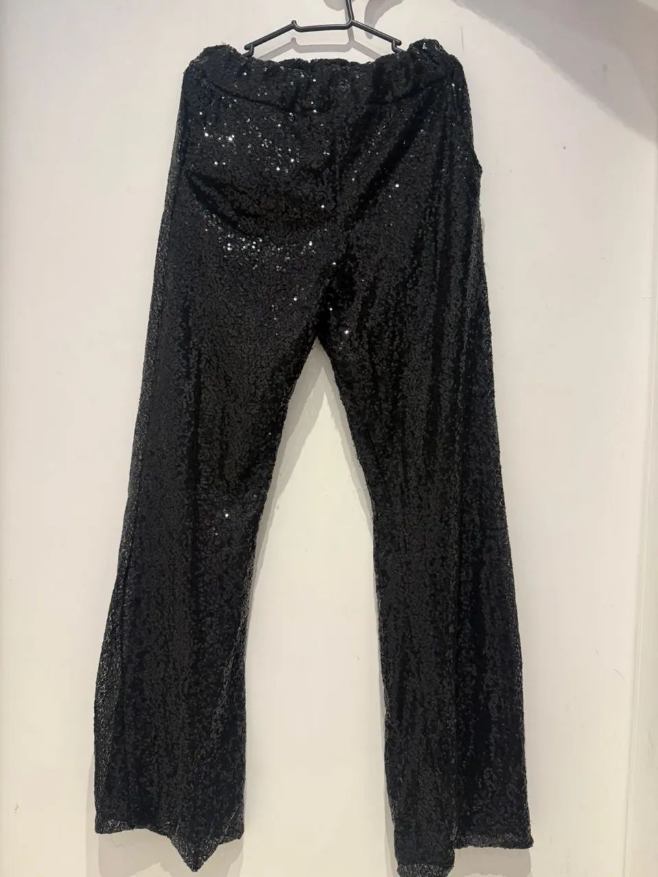 LINDA CALÇA DE PAETÊ PRETA 