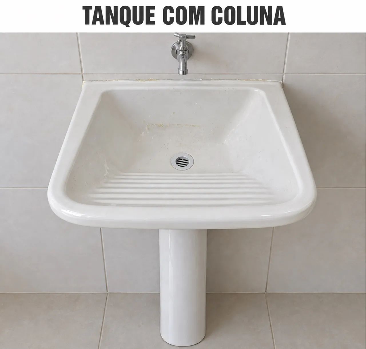 Tanque de louça branco com coluna e esfregador