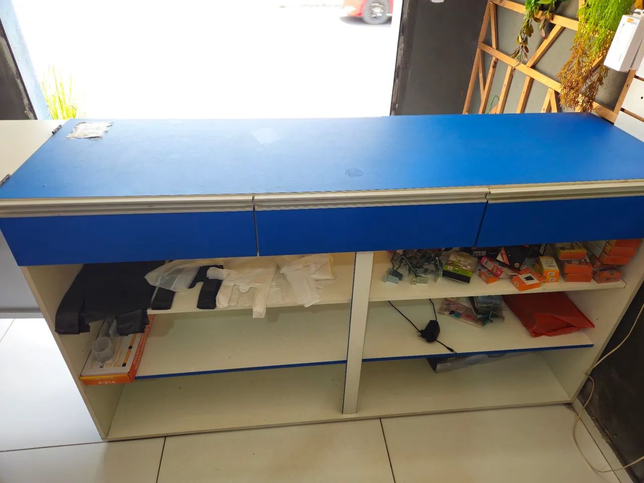 Bancada completa em MDF azul/branco com prateleiras e expositor - Foto 2