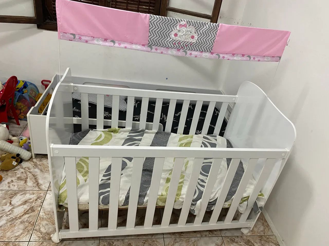 Berço com rodinhas e colchão  - Foto 3