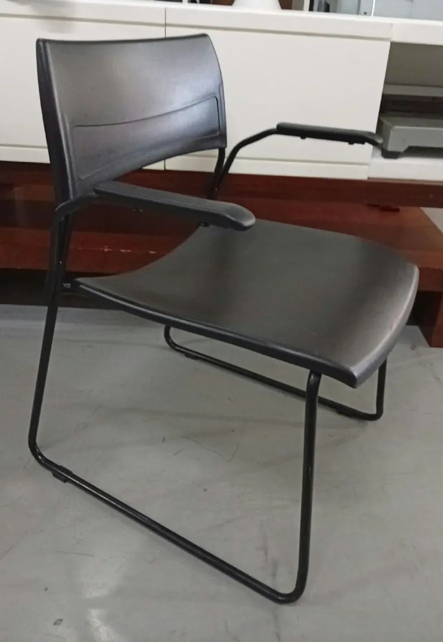 Cadeira Fixa Preta com Pé de Ferro - Foto 3