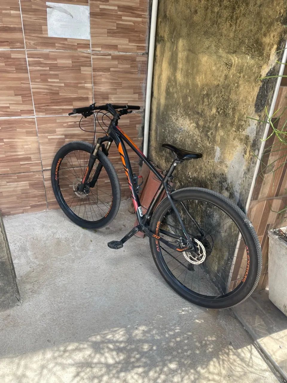 ? VENDE-SE MTB ARO 29 ? PRETA COM LARANJA! ? - Foto 2