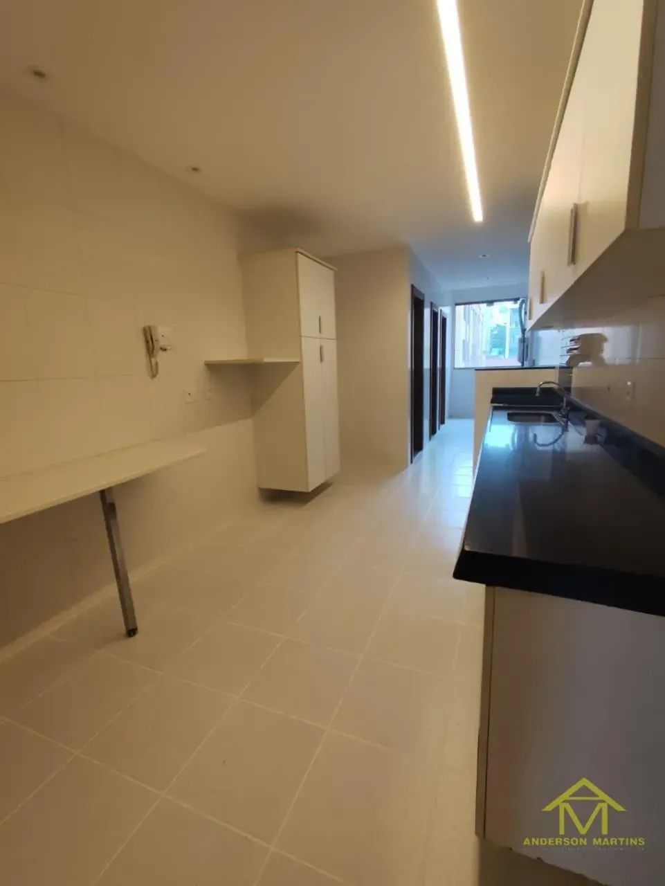 Amplo Apartamento em Itapuã: 4 Suítes com 320 m²