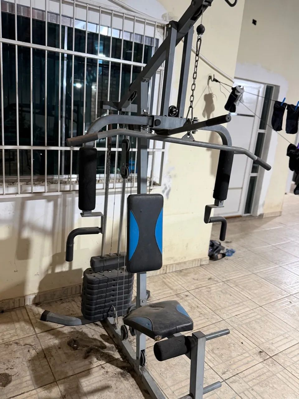 Estação de musculação usado