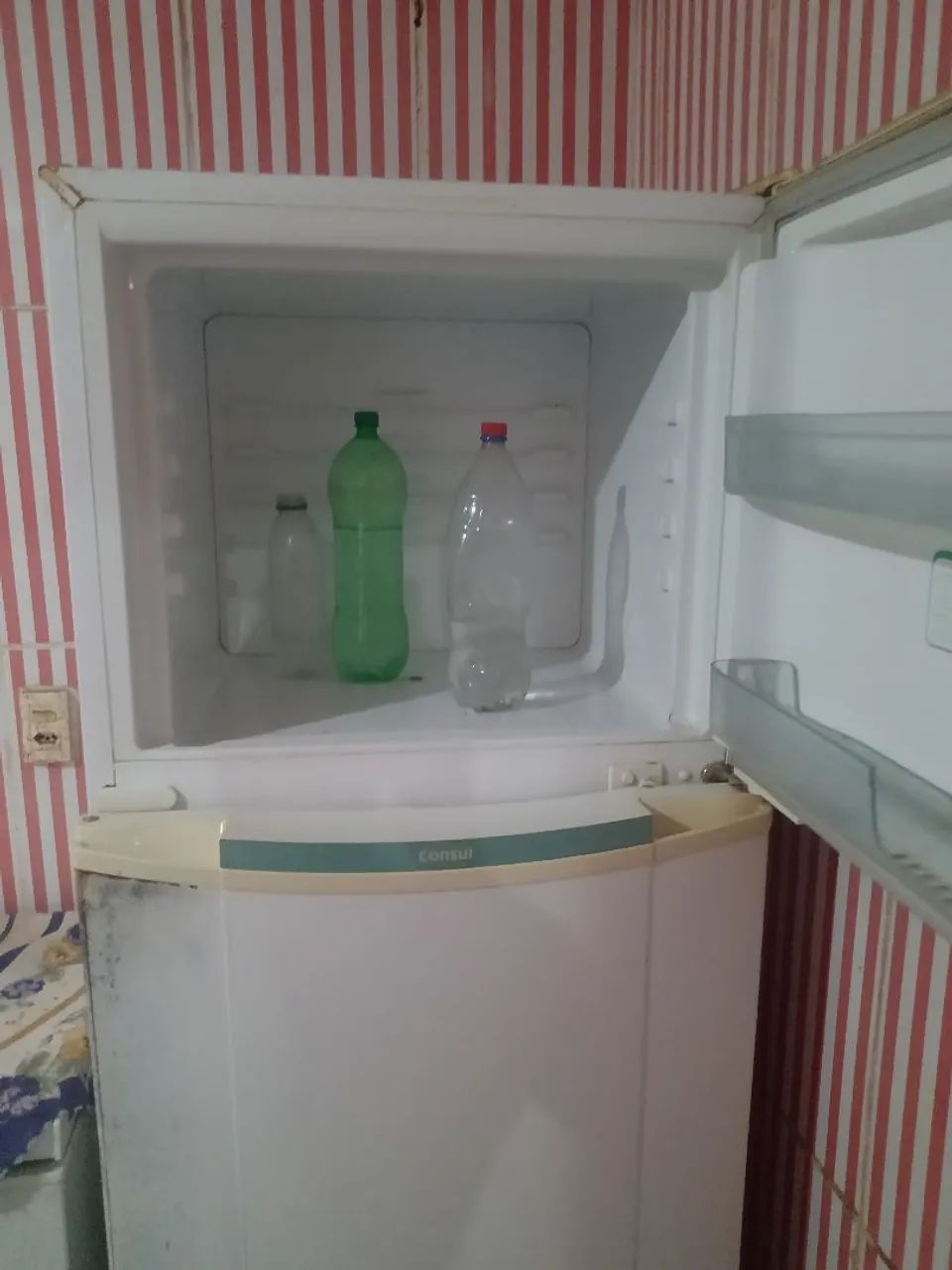 Geladeira Consul COM DEFEITO sem gelar.lê anúncio  - Foto 2