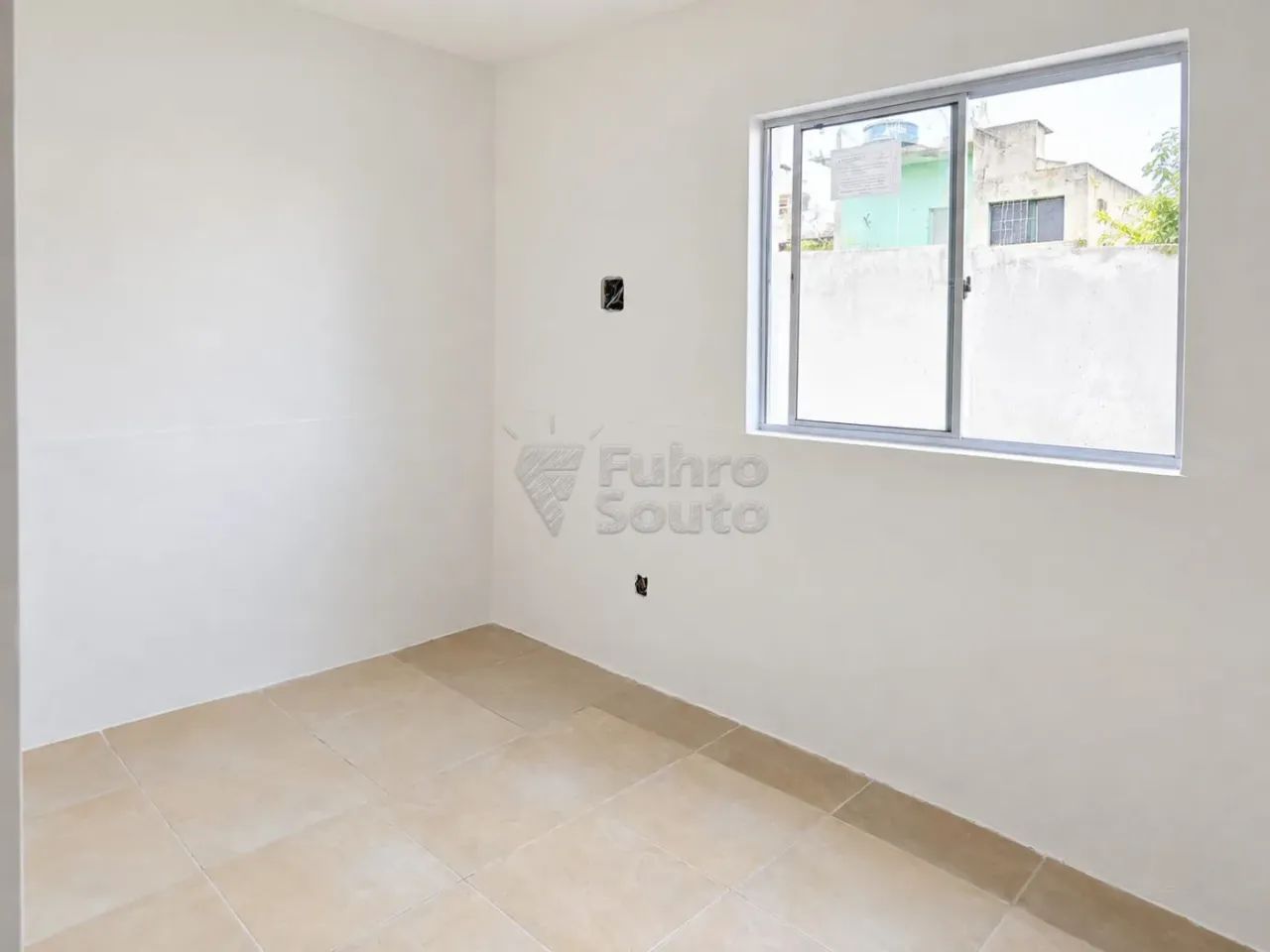Casa de 2 Dormitórios à Venda no Centro de Pelotas