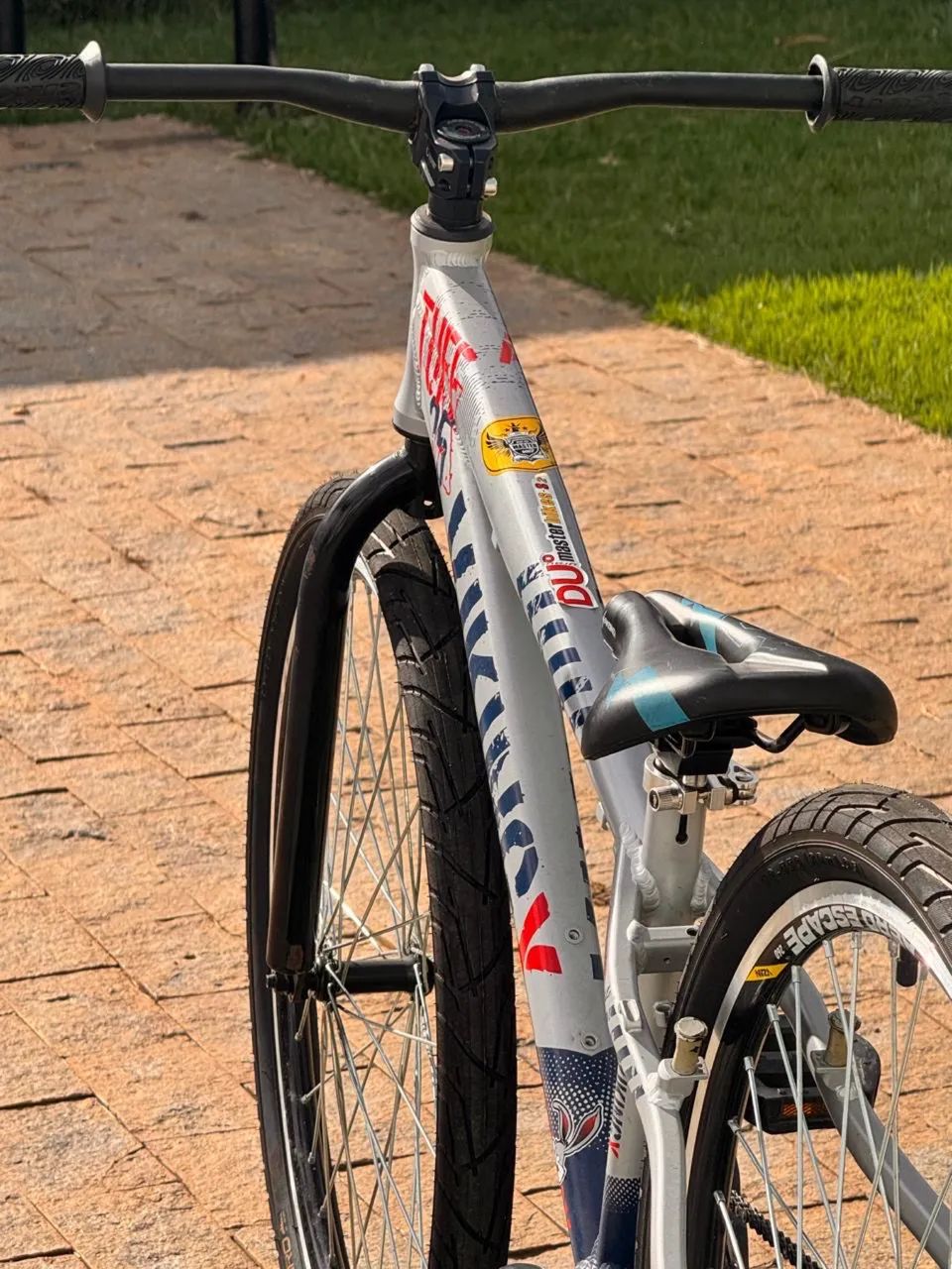 Bicicleta VikingsX Semino muito conservada cor prata com vermelho e azul - Foto 4
