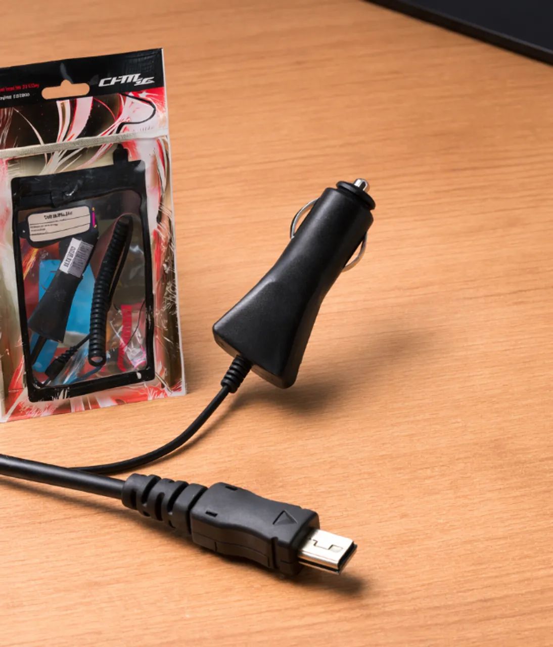 Carregador Veicular Micro USB (V8) Para Celular Antigo e GPS