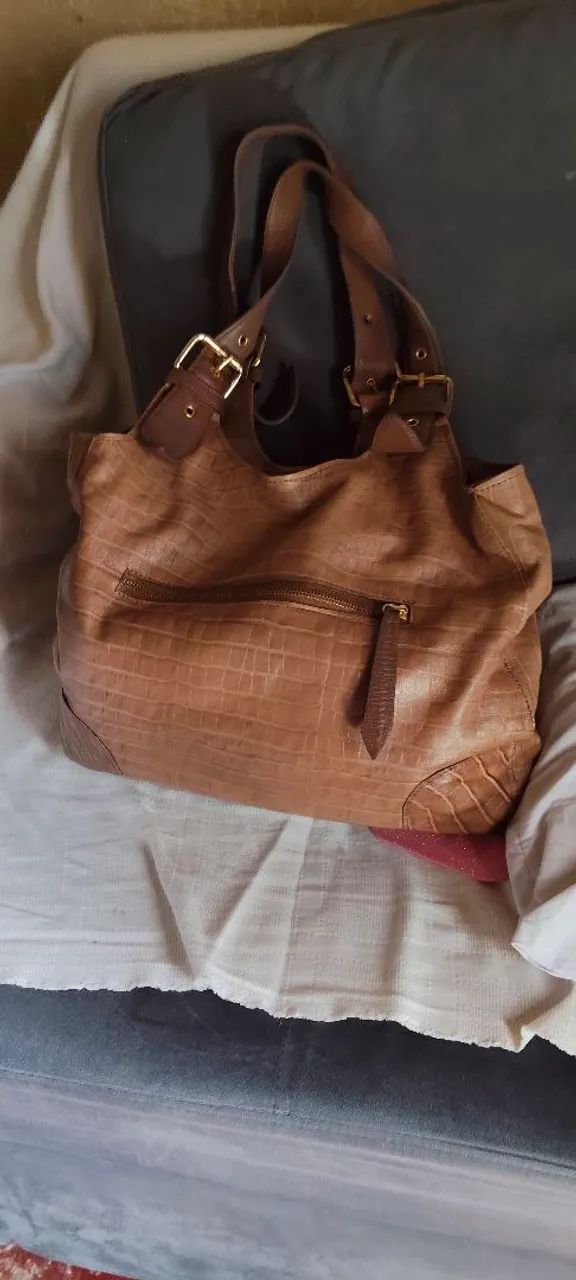 Uma Bolsa grande de couro linda 