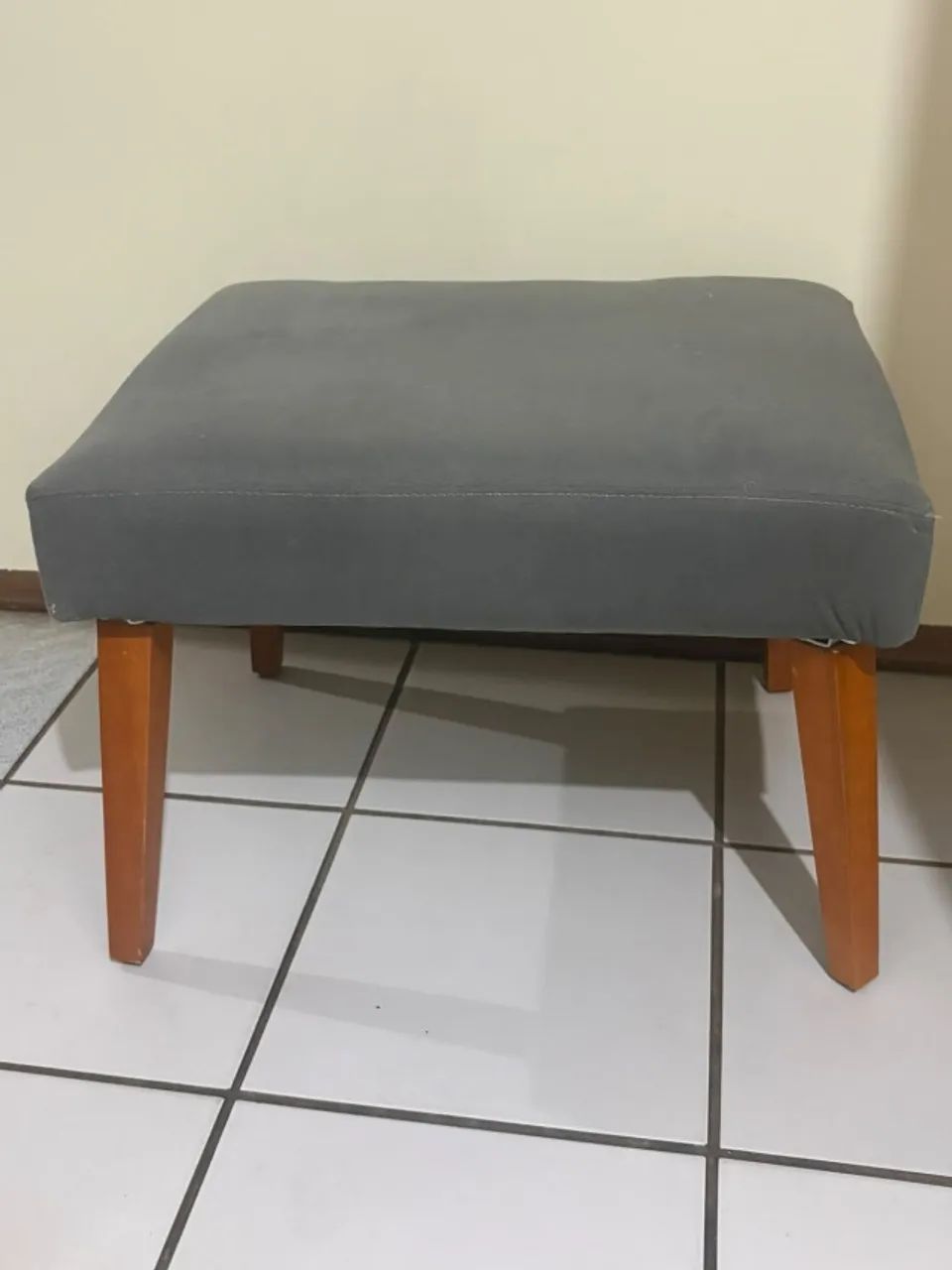 Banco/Puff estofado com pés de madeira - excelente estado - Foto 2