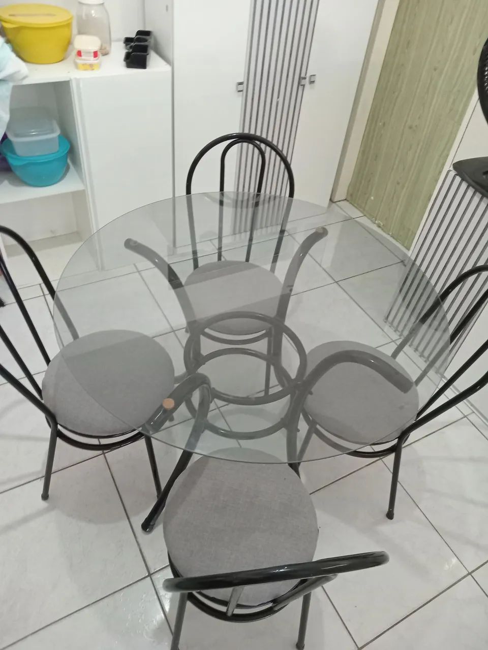 Mesa de vidro  base de ferro  4 cadeiras  na cor preto  com  cinza
