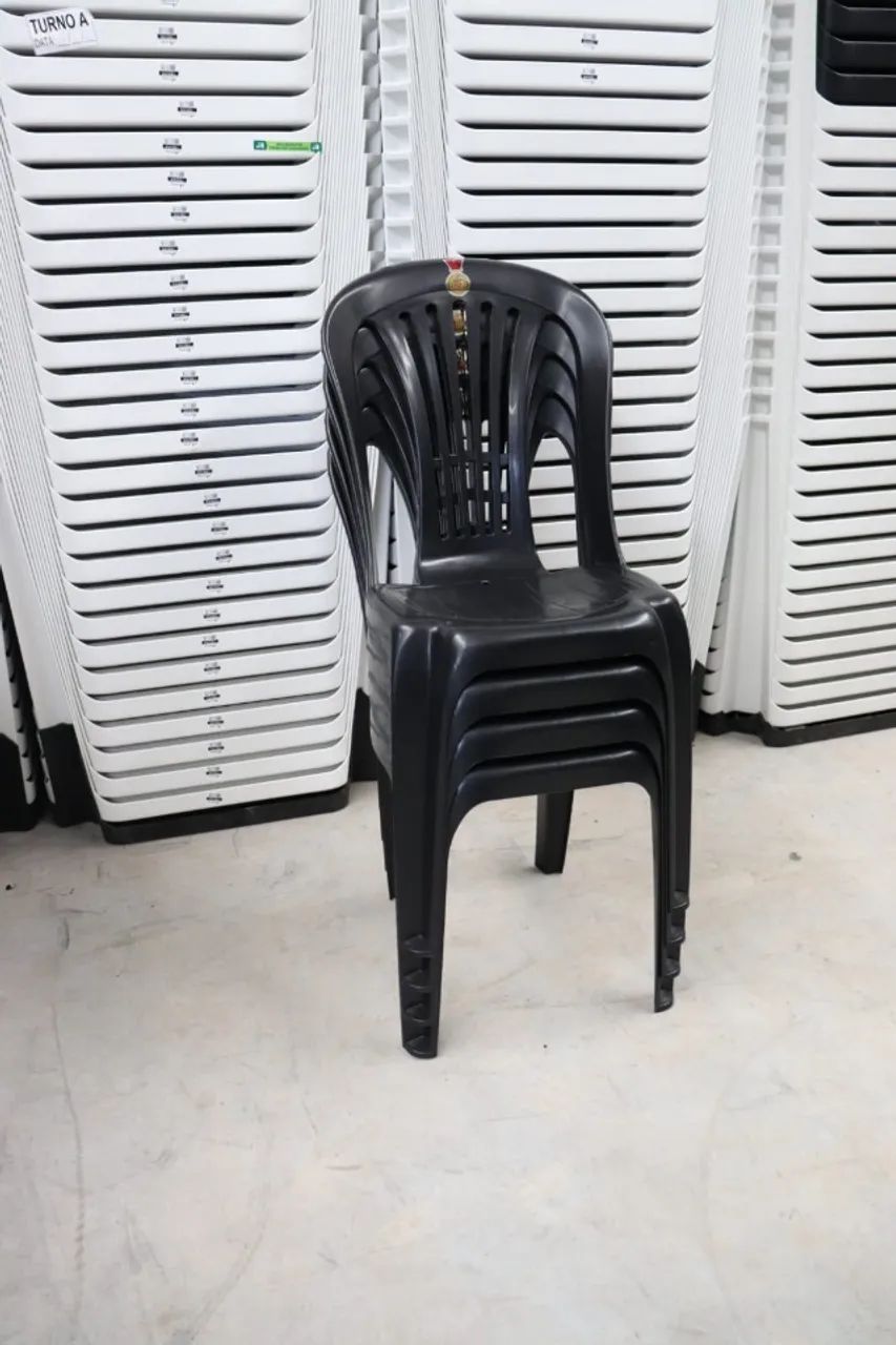 kit 4 Cadeiras de plástico preta 182kg - Foto 4
