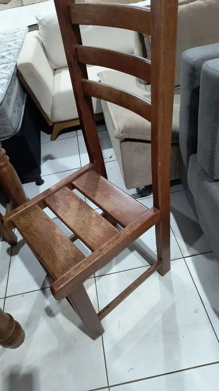 MESA DE MADEIRA MACIÇA COM 8 CADEIRAS SEM AVARIAS  - Foto 2