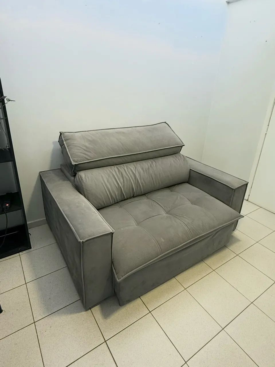 Sofá compacto retrátil cinza - R$ 700