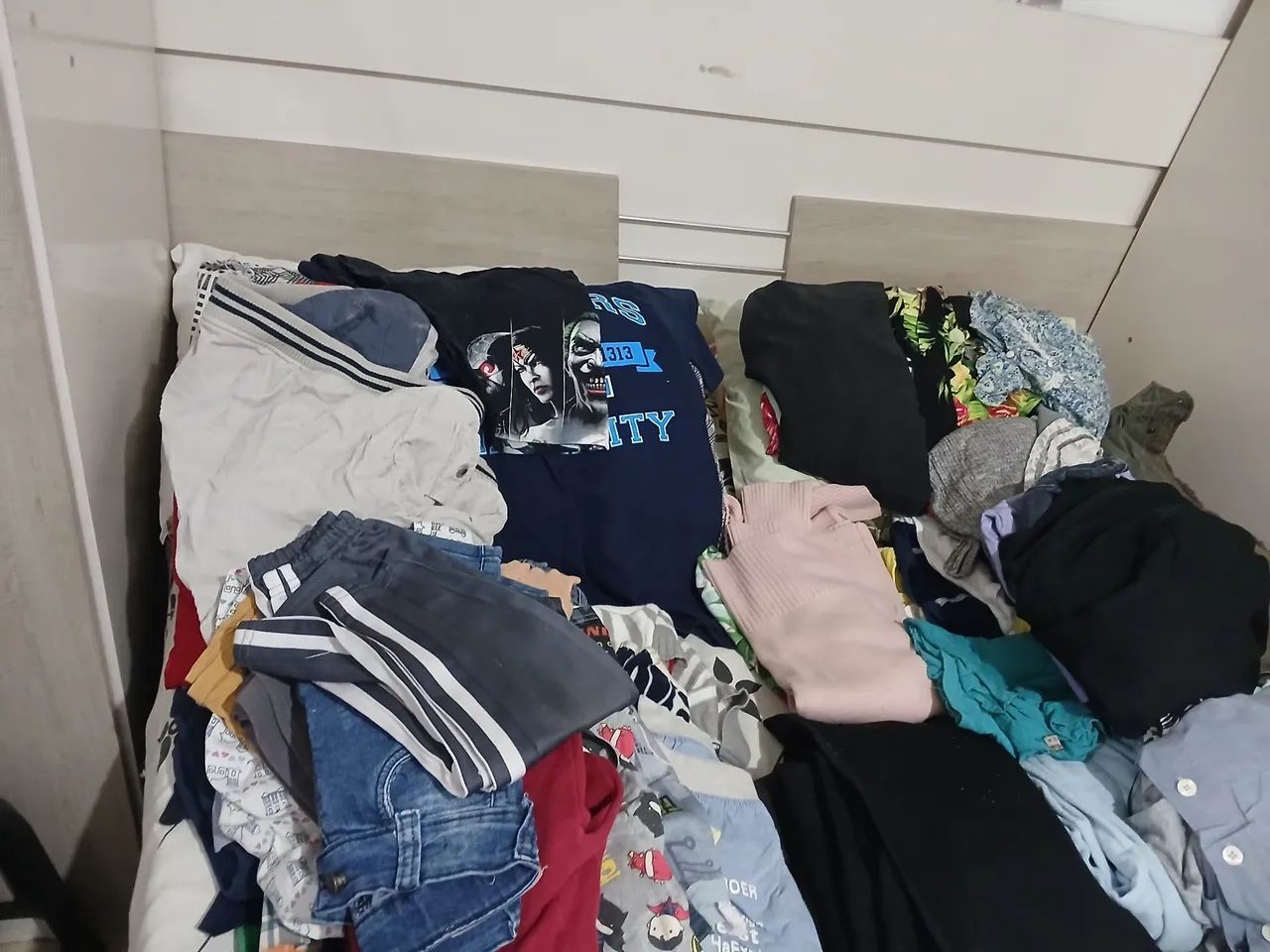 Lote com mais de 400 pecas de roupas para brecho