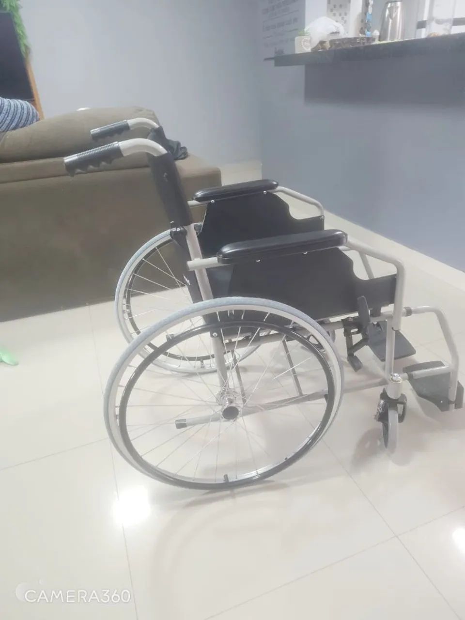 Vendo Cadeira de rodas semi nova. - Foto 2