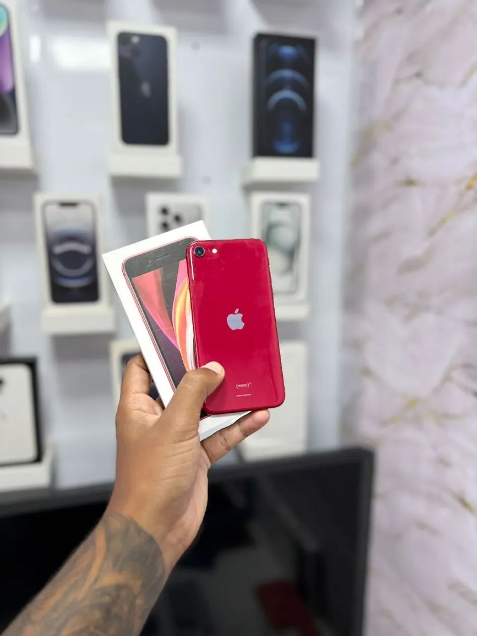 IPHONE SE 64GB RED<br>R$ 599,00 MUITO TOP - Foto 2