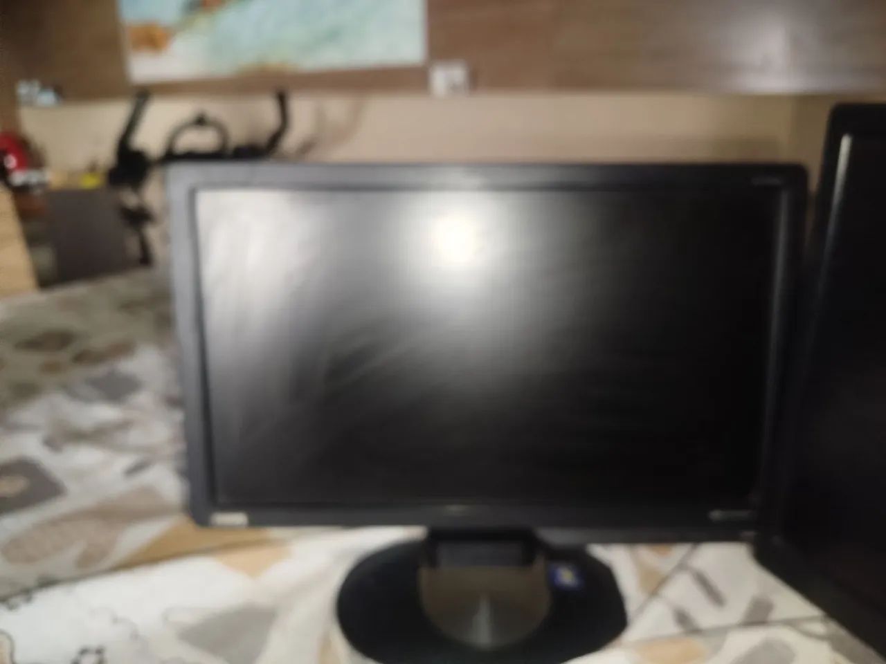 Dois monitores funcionando um AOC e outro BENQ - Foto 3