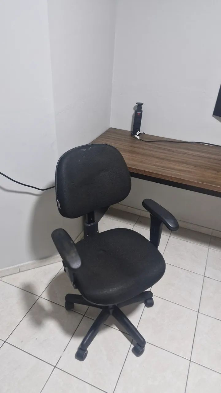 Escrivaninha com suporte monitor articulado e torre de tomada e cadeira. - Foto 4