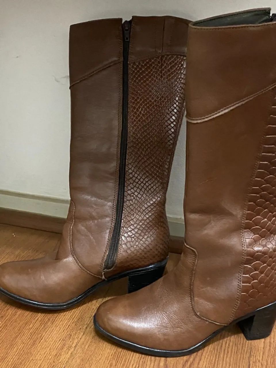 Bota Cano Alto Marrom Arezo - Foto 4