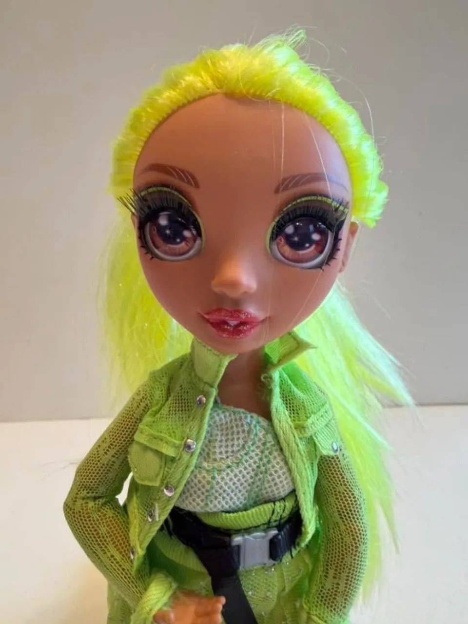  BONECA RAINBOW HIGH SERIES 2 KARMA NICHOLS NEON  - Foto 2