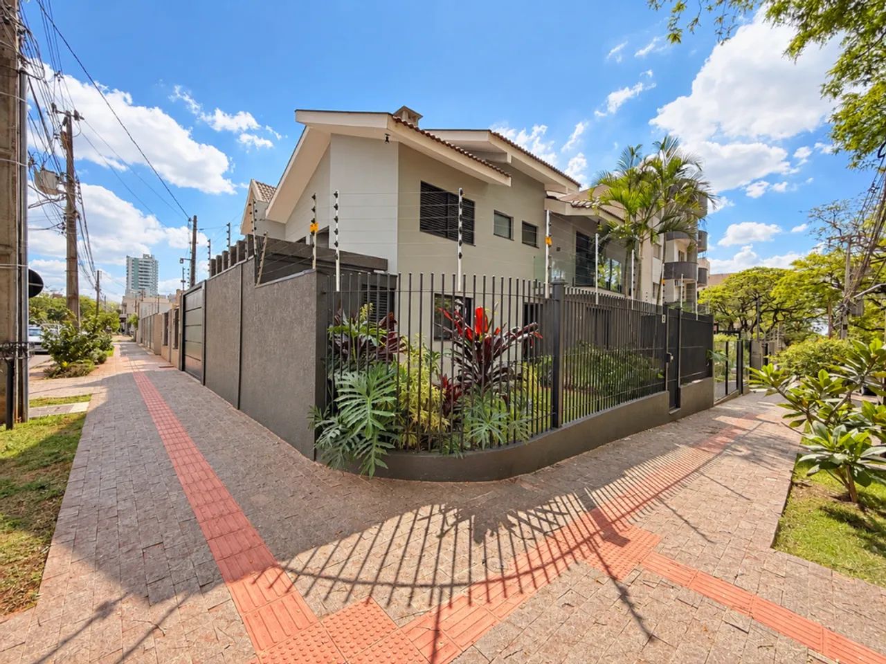 Sobrado à venda em Maringá, Zona 07, com 3 quartos, com 187.75 m²