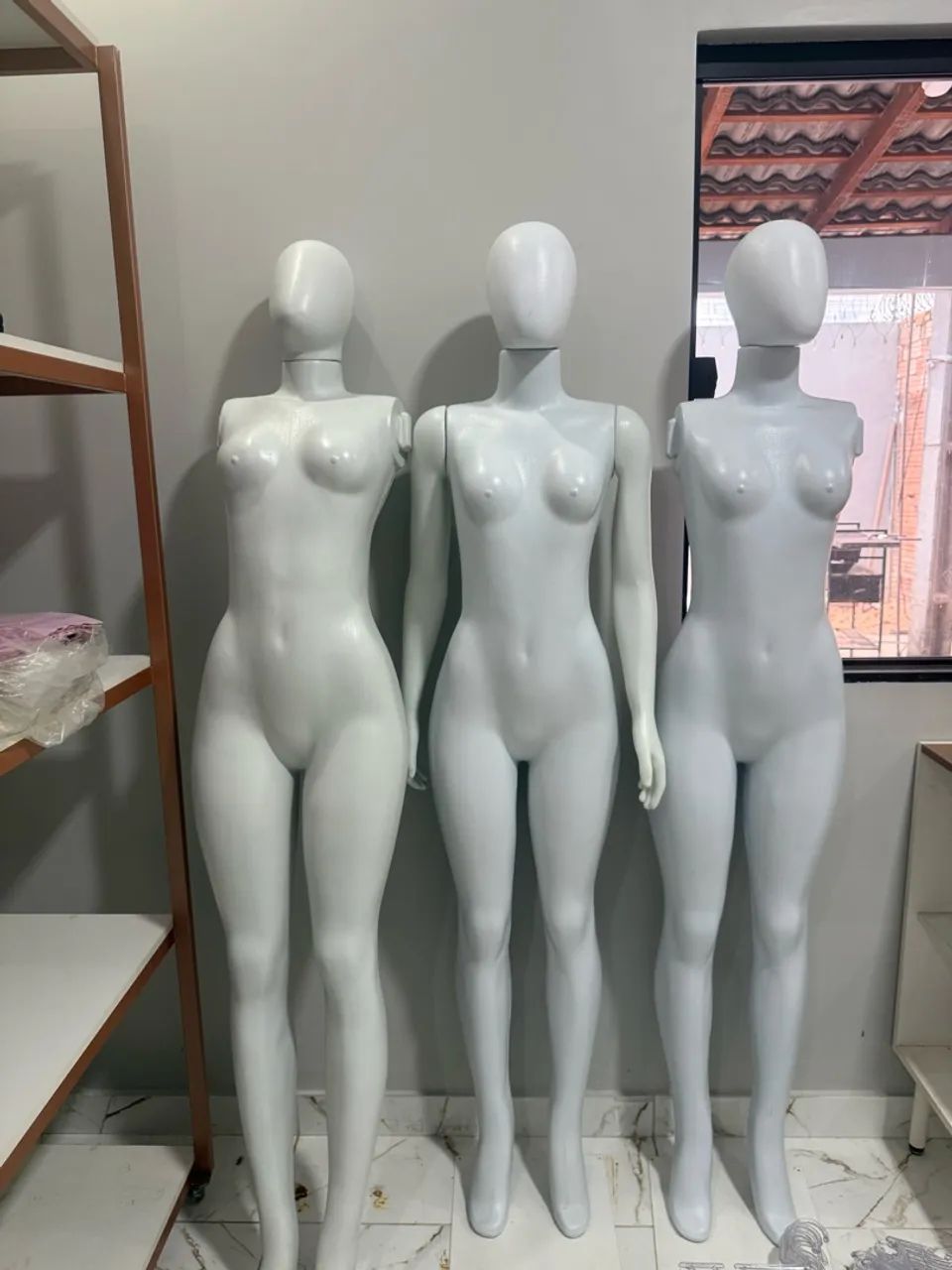 Vendo 3 manequim branco! - Foto 3